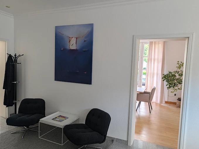 Wartebereich der Kanzlei Banna mit zwei Sesseln